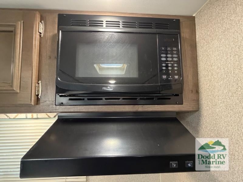 Pre-Owned 2019 Keystone RV 3350BH Grand Touring - photo - 10