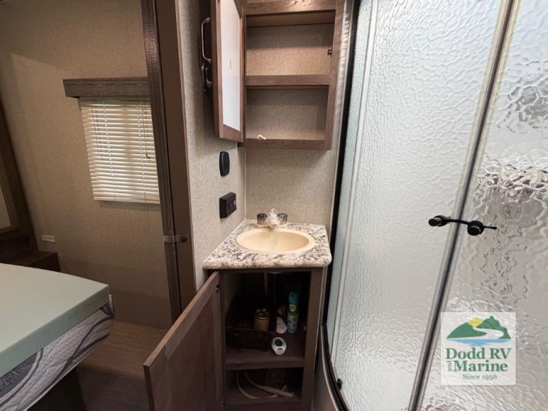 Pre-Owned 2019 Keystone RV 3350BH Grand Touring - photo - 26