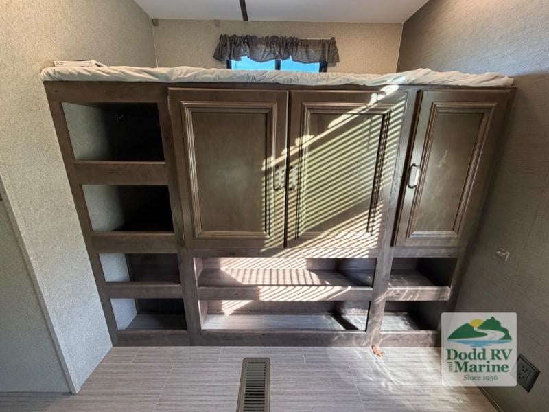 Pre-Owned 2019 Keystone RV 3350BH Grand Touring - photo - 32