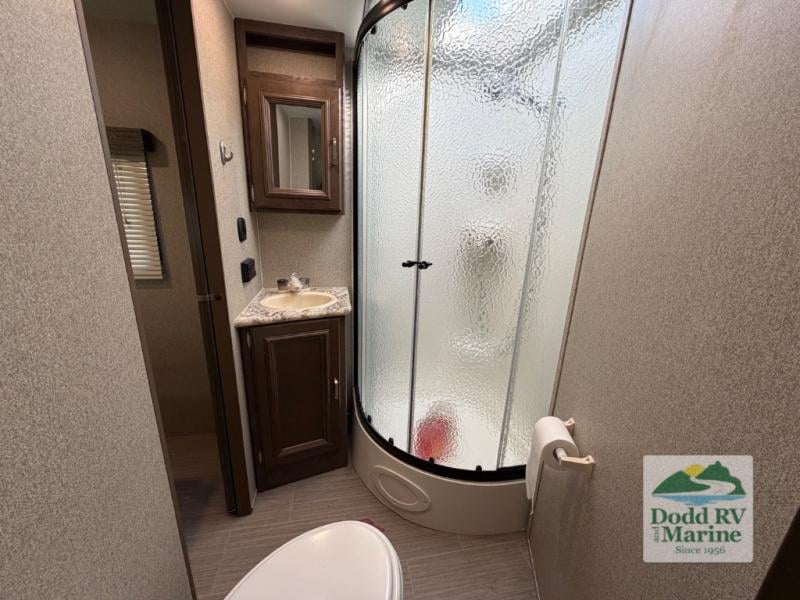 Pre-Owned 2019 Keystone RV 3350BH Grand Touring - photo - 24