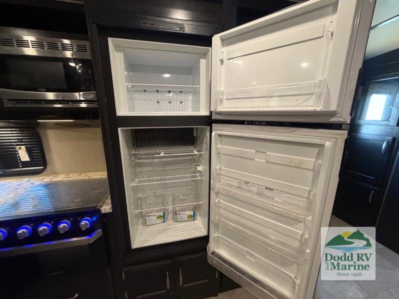 Pre-Owned 2019 Grand Design 3170BH - photo - 17