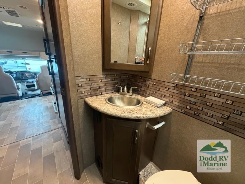 Pre-Owned 2020 Thor Motor Coach 24F - photo - 33