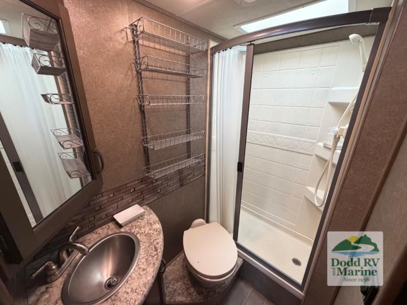 Pre-Owned 2020 Thor Motor Coach 24F - photo - 32