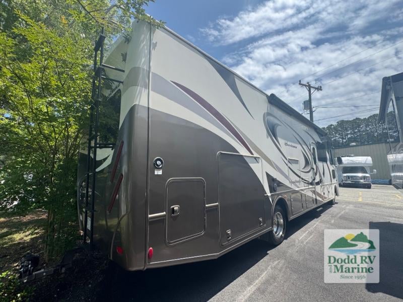 Pre-Owned 2018 Thor Motor Coach 34J - photo - 3