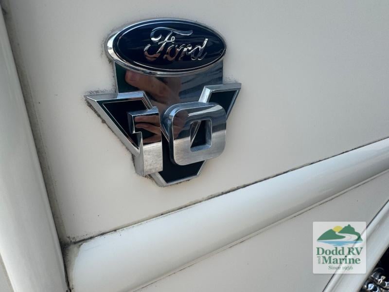 Pre-Owned 2018 Thor Motor Coach 34J - photo - 12