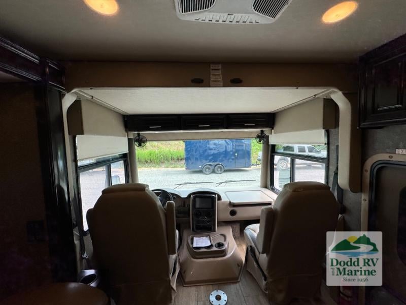 Pre-Owned 2019 Thor Motor Coach 37FH - photo - 8
