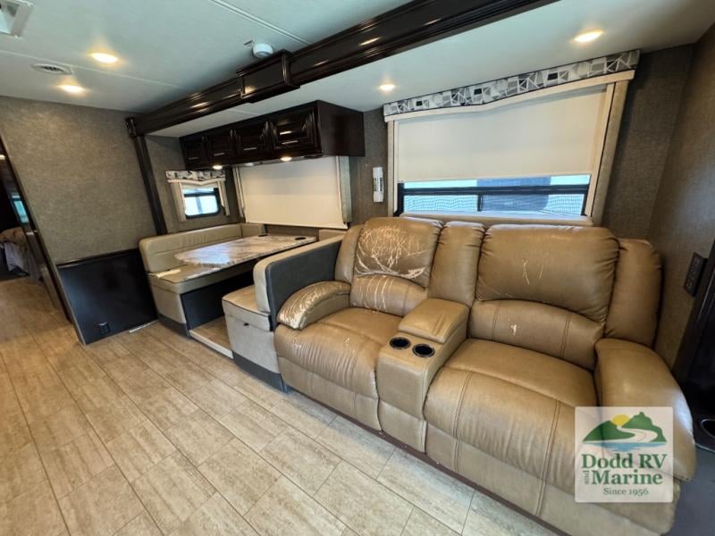 Pre-Owned 2019 Thor Motor Coach 37FH - photo - 5