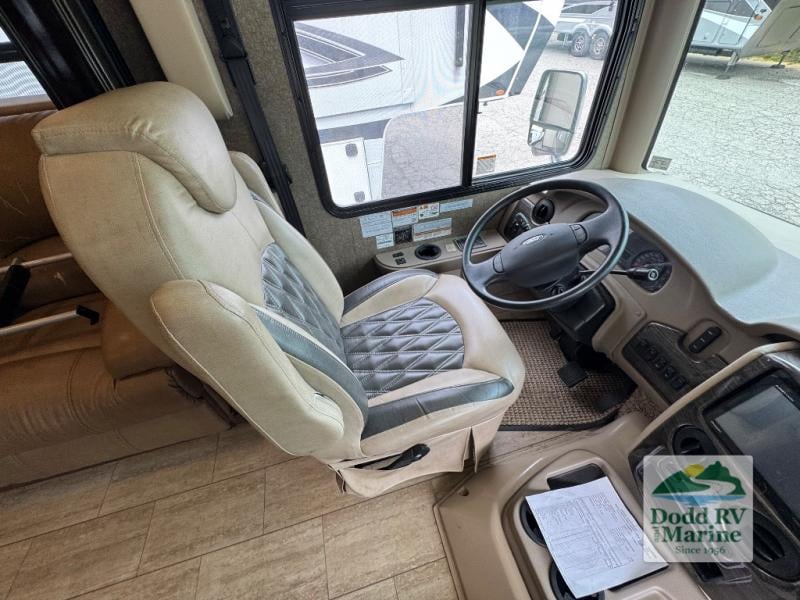 Pre-Owned 2019 Thor Motor Coach 37FH - photo - 10