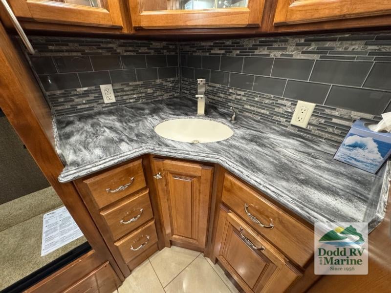 Pre-Owned 2016 Tiffin Motorhomes 40 QBH - photo - 32