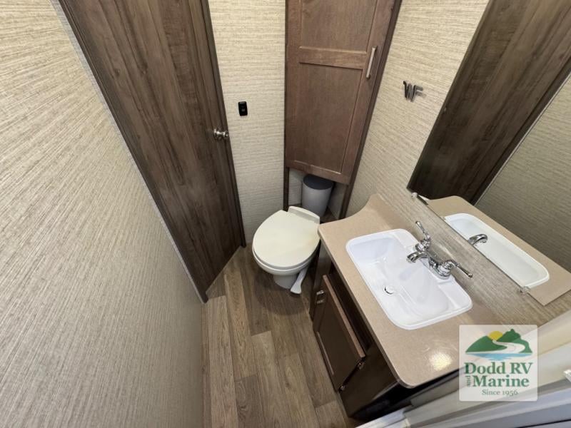 Pre-Owned 2025 Winnebago 22M - photo - 24